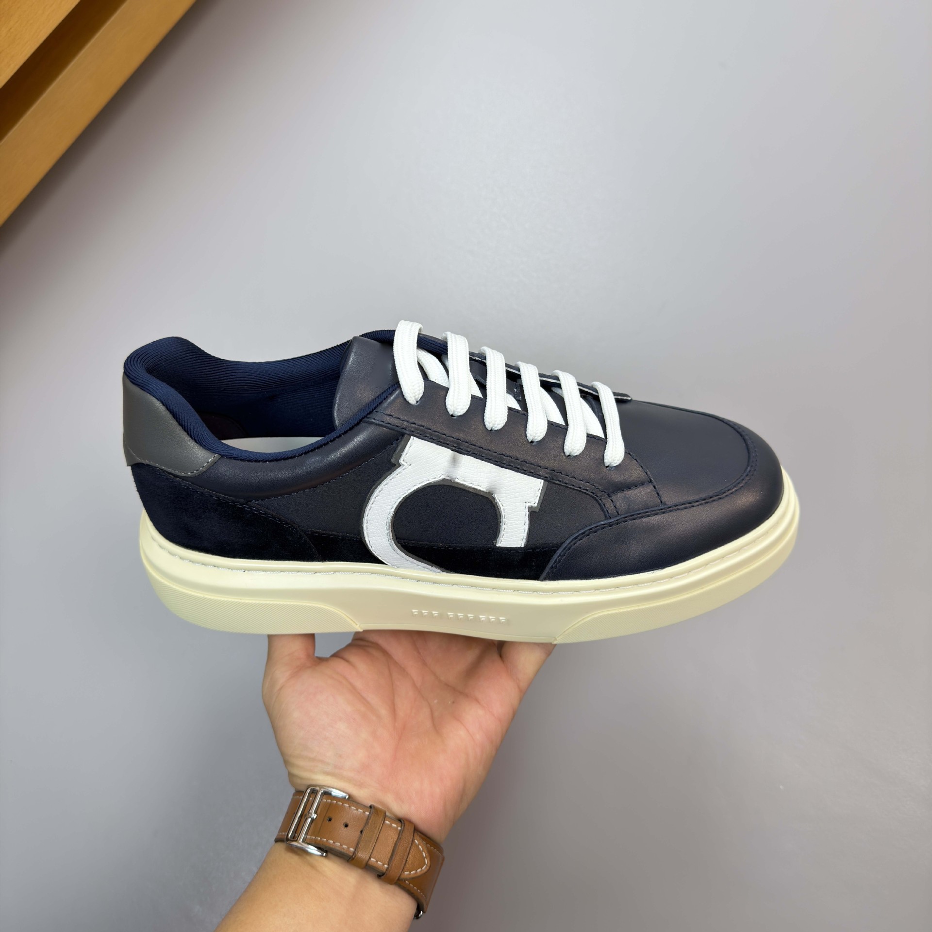 Estación europea clásica de cuero de vaca de hombre color deportivo pequeño zapato blanco cordón casual zapato de skate plano de altura baja moda versátil