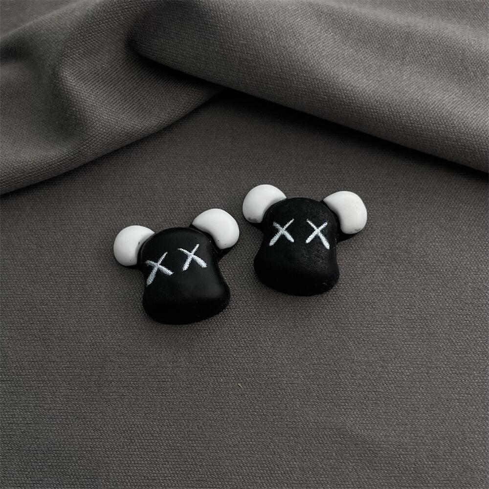 흰 귀 검은 얼굴 폭력적인 곰 머리