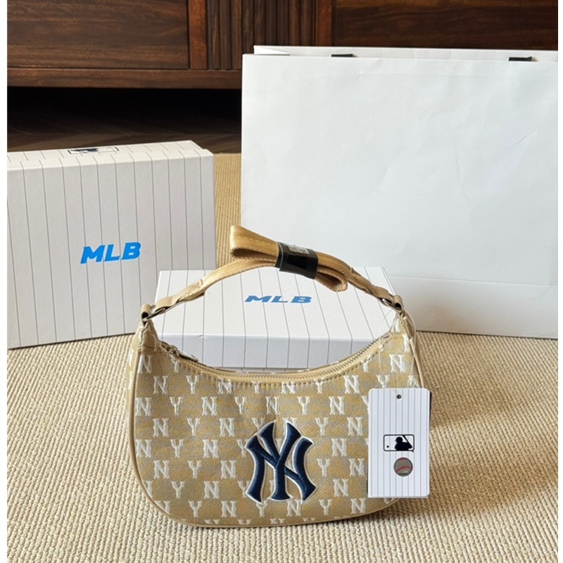 25新款MLB复古老花刺绣腋下包潮流时尚单肩手提包金属压花饺子包|undefined