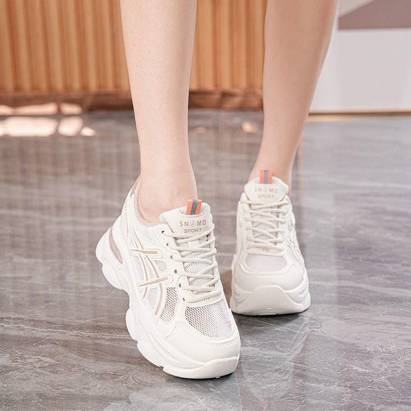 Calzado deportivo de aumento interno al por mayor para mujer 2025 nuevos zapatos de papá de suela gruesa ligera zapatos individuales pequeños zapatos de papá de verano