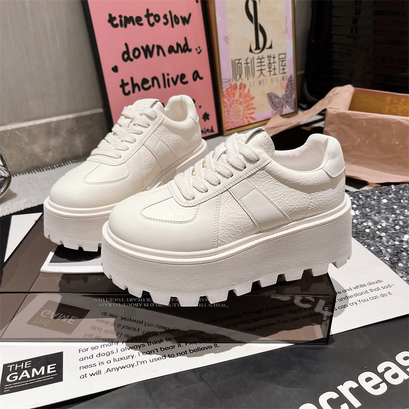 Muffins de cuero de fondo grueso, zapatos blancos perlados, zapatos de skate casuales, zapatos de pan de entrenamiento, zapatos de altura para mujeres.