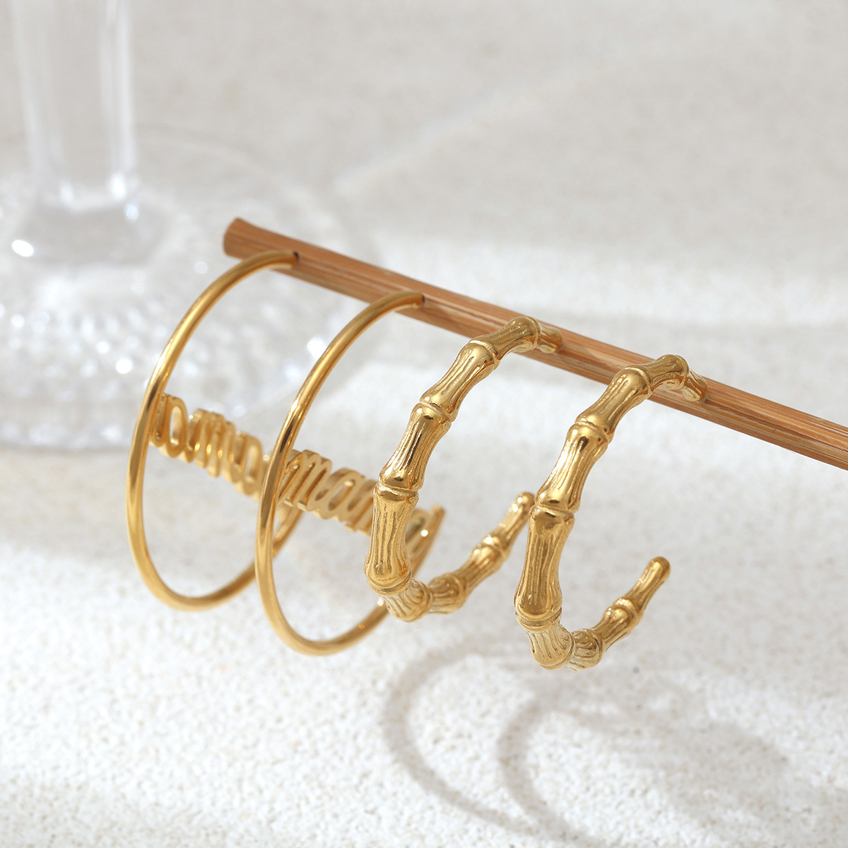 Taina estilo europeo y americano pendientes de acero inoxidable lujo ligero de alto nivel de bambú letras de anillo exagerado pendientes para mujeres no se desvanecen