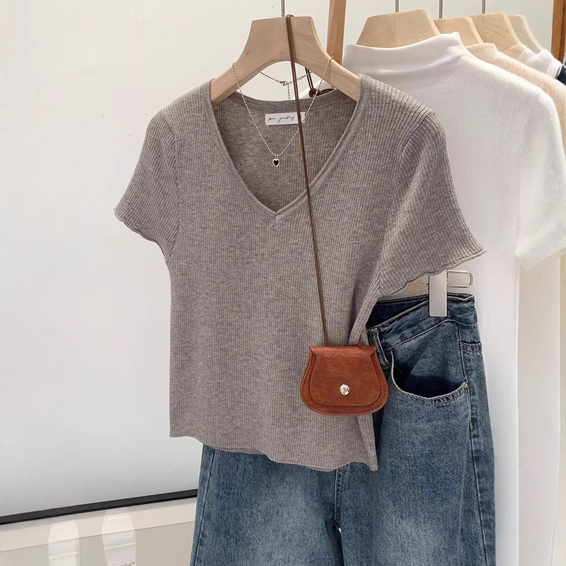 Gray V-Neck Short-Sleeved Knit Shirt for Women, Summer 2026 New Style, Unique, Beautiful, High-End, Short T-Shirt Top for Petite Women