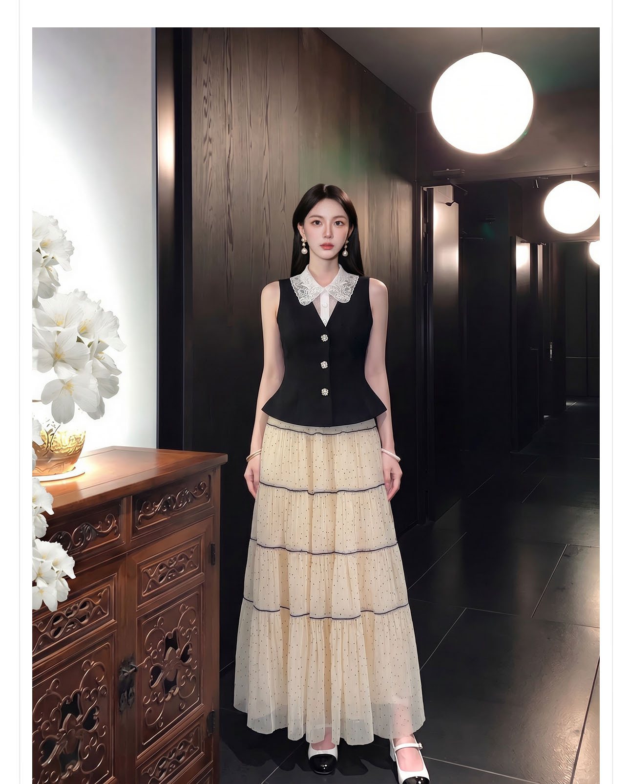 Bộ váy chấm bi gồm áo vest không tay và chân váy midi — Váy trắng nửa gạo, bộ đồ, Áo khoác đen chi tiết 5