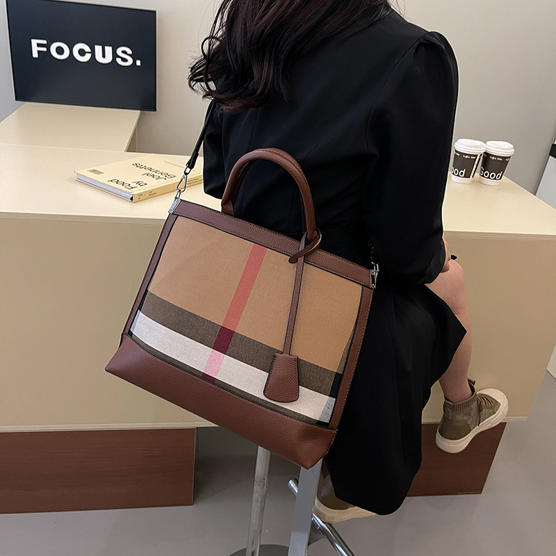 Borsa a tracolla da donna grande con righe verticali elegante_voghion.com