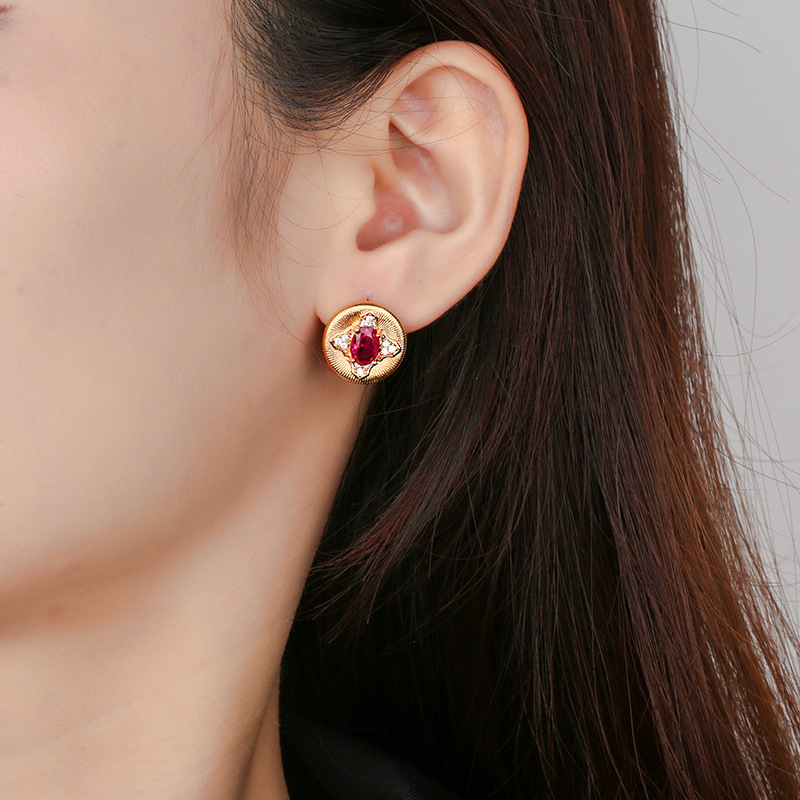 Otoño e invierno nuevo estilo Zhuang Shengsheng joyería fondo de cobre chapado en oro nueva simulación corindón rojo cristal puntiagudo azul piedra redonda retro 5*7