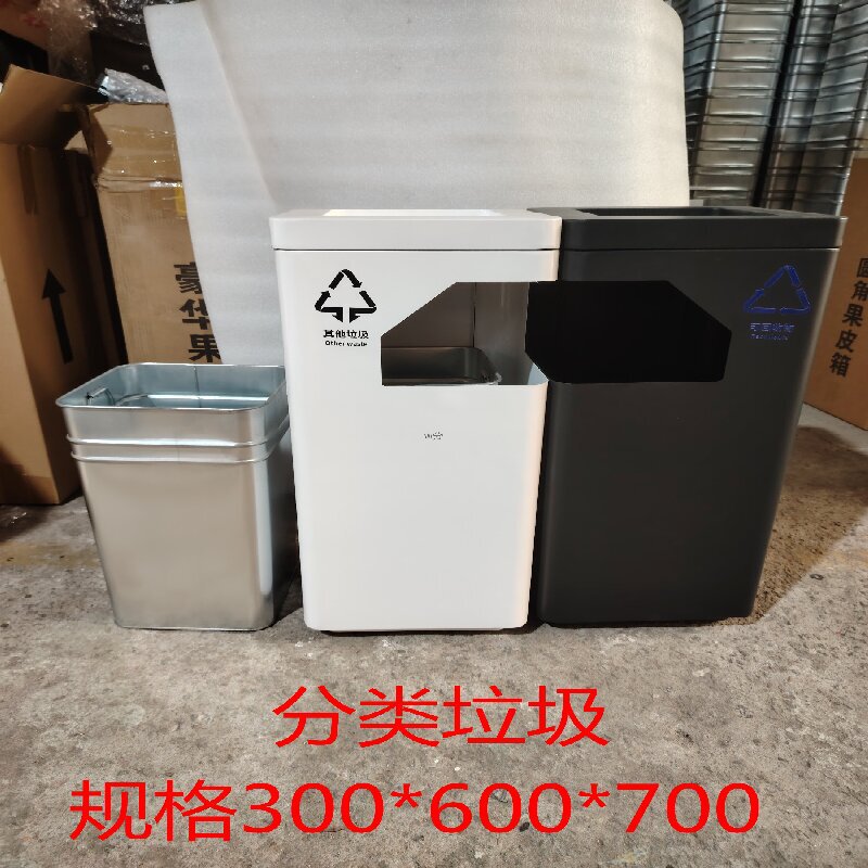ホテルのロビーのゴミ箱の大理石は灰皿の縦型のステンレスホールを持っています。|undefined