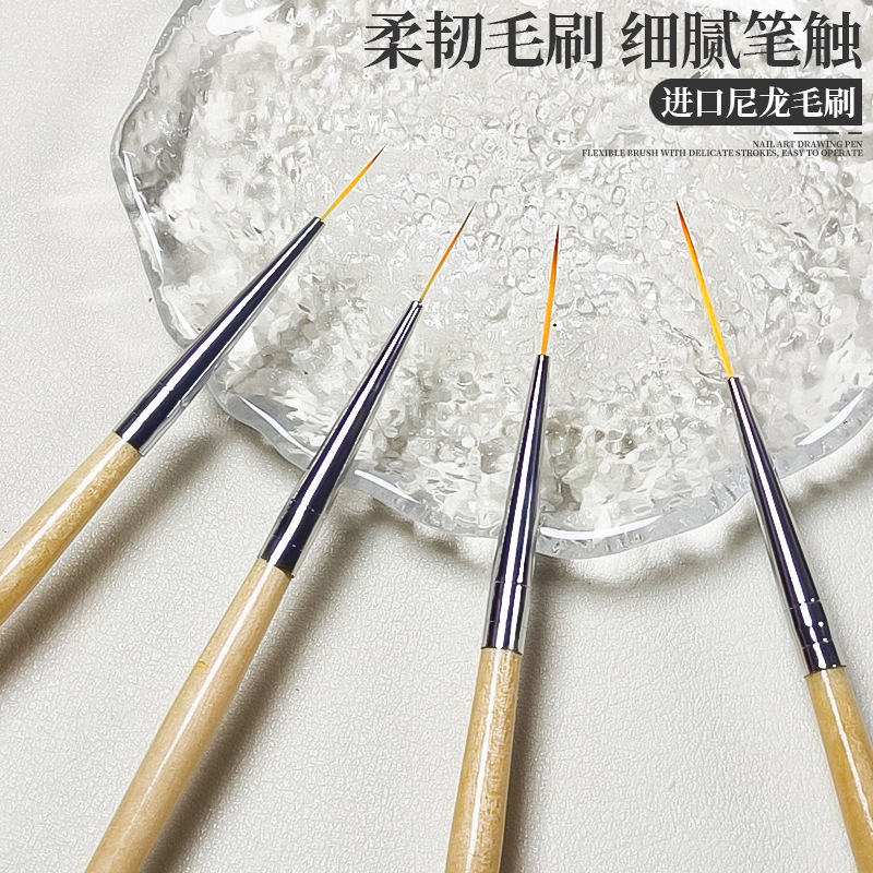 原木の竿の4本の色絵の線は花の筆のネイルブラシのセットのネイルアートの筆の色絵のペンを引きます。|undefined
