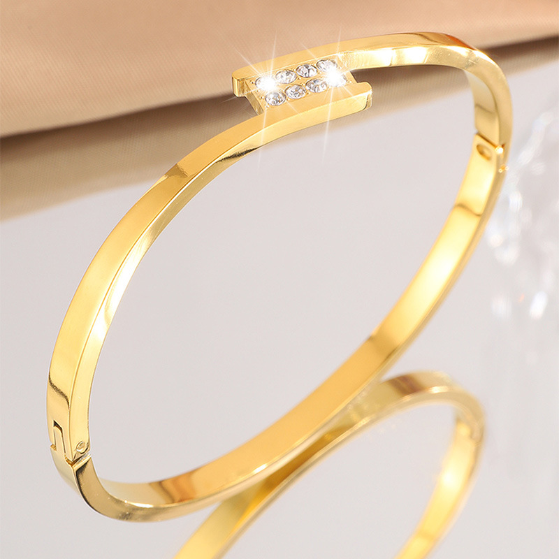 Brazalete de acero de titanio de diseño femenino simple abertura de diamantes ligero lujoso temperamento pulsera minimalista no desvanecerse brazalete de estilo europeo y americano