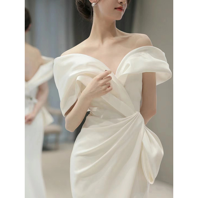 Un hombro blanco vestido francés 2025 nuevo lujo ligero invierno nicho de alta gama compromiso cola de pescado vestido de noche de alta calidad