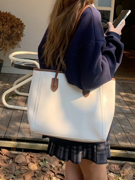 Retro capacious shoulder bag