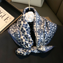 蓝色樱花棋盘100%桑蚕丝丝巾女轻奢高级感真丝装饰领巾方巾头巾