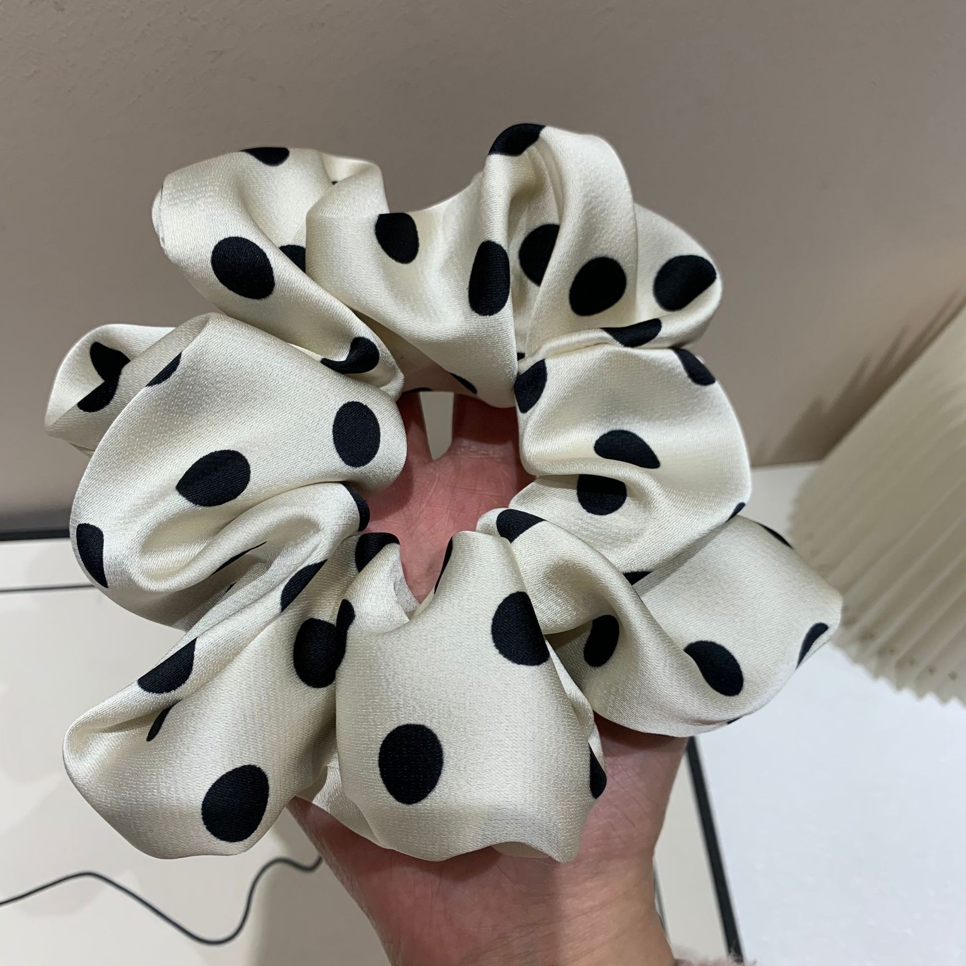 흰 반점이 매우 큼