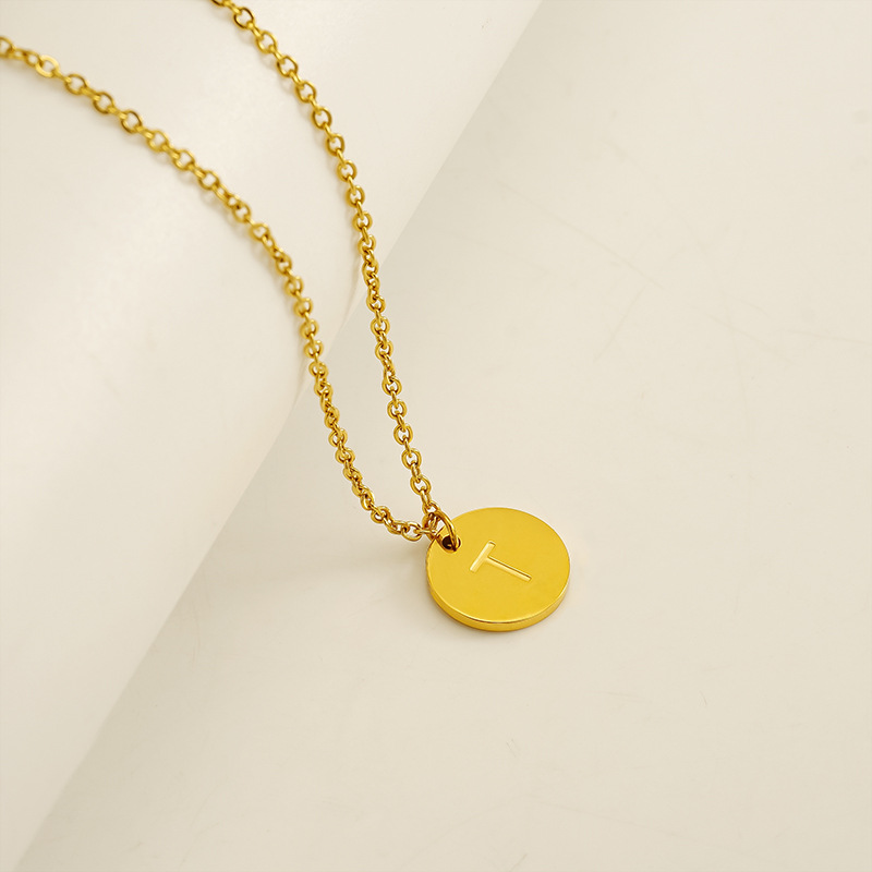 Europa y los Estados Unidos venta caliente alta sensación de colgante de letras de acero inoxidable collar de oro de acero titanio inglés al por mayor cadena clavícula