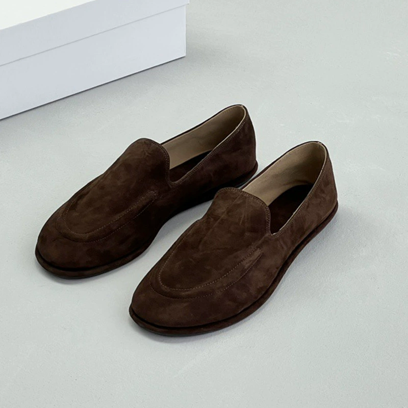 Можно разработать новую модель 2025 года для оптовой продажи мягких восковых лоферов без этикеток, в стиле ленивого ретро на одной ноге, из гигантской мягкой кожи для бабушек.