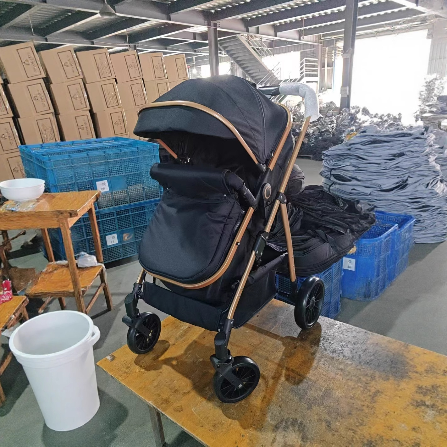 Cochecito con cesta, convertible para sentarse o recostarse, cochecito de bebé plegable bidireccional de vista alta, cochecito de bebé para niños con cuatro ruedas y estructura dorada.