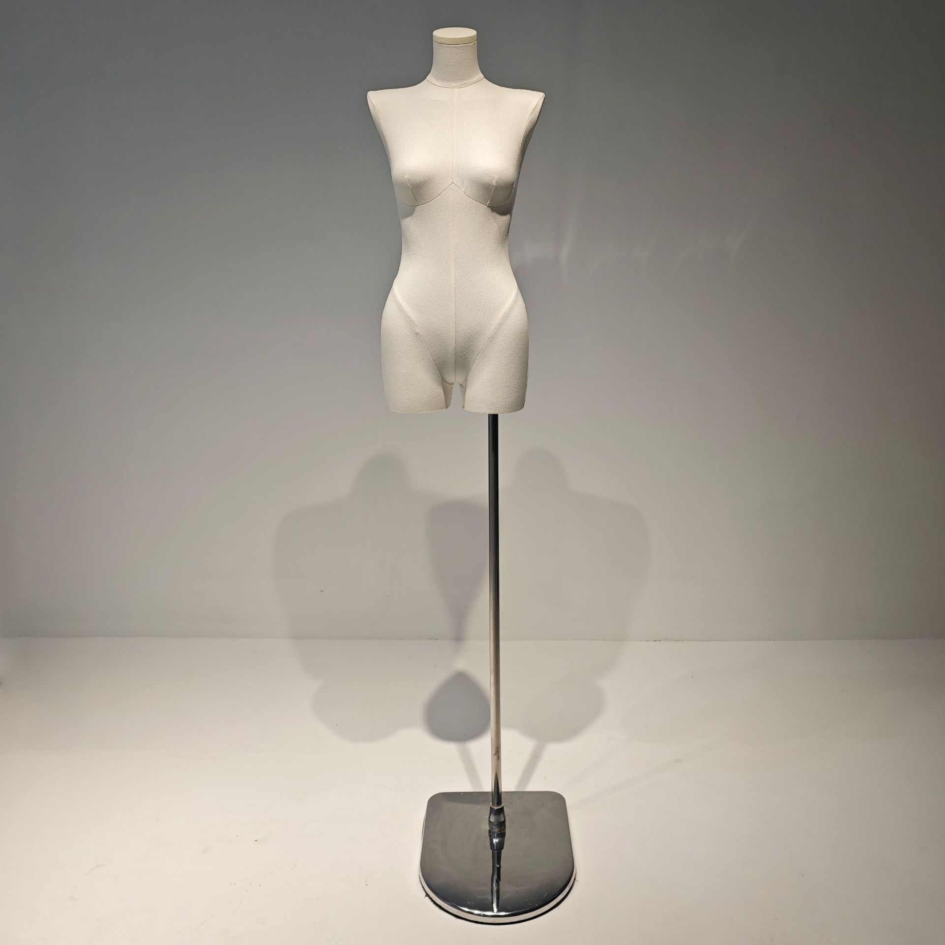 Modelo de hombro plano de piernas divididas estante de exhibición de ropa tienda de ventanas maniquí plataforma de cinco caras modelo de cabeza modelo de vestido de boda accesorios femeninos