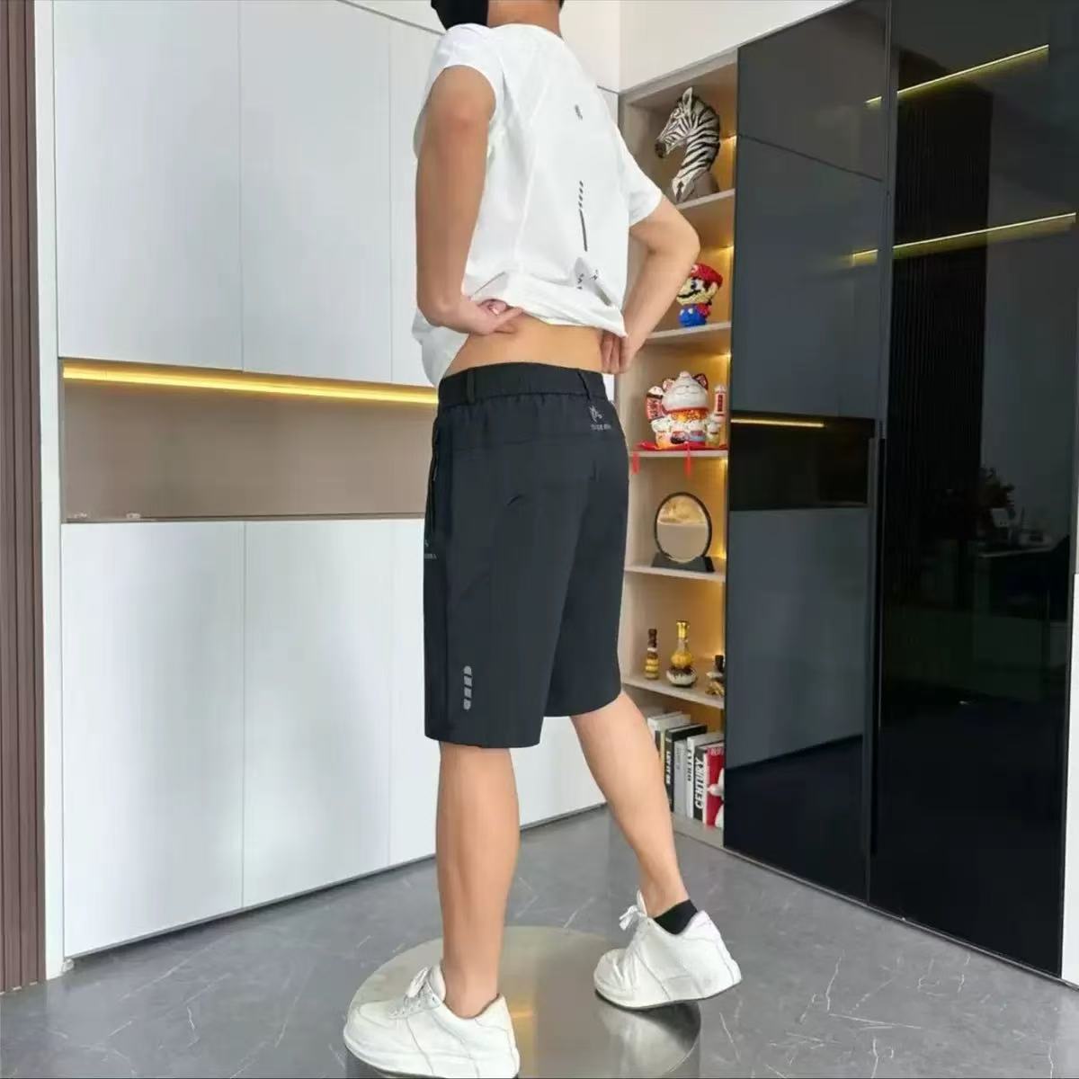 흰 셔츠와 검은 바지