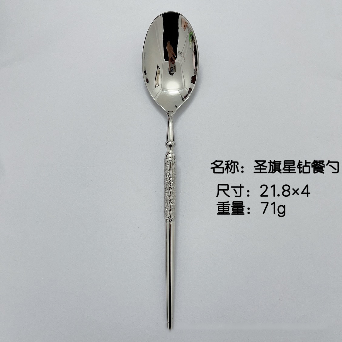 내추럴 컬러의 메인 테이블 스푼