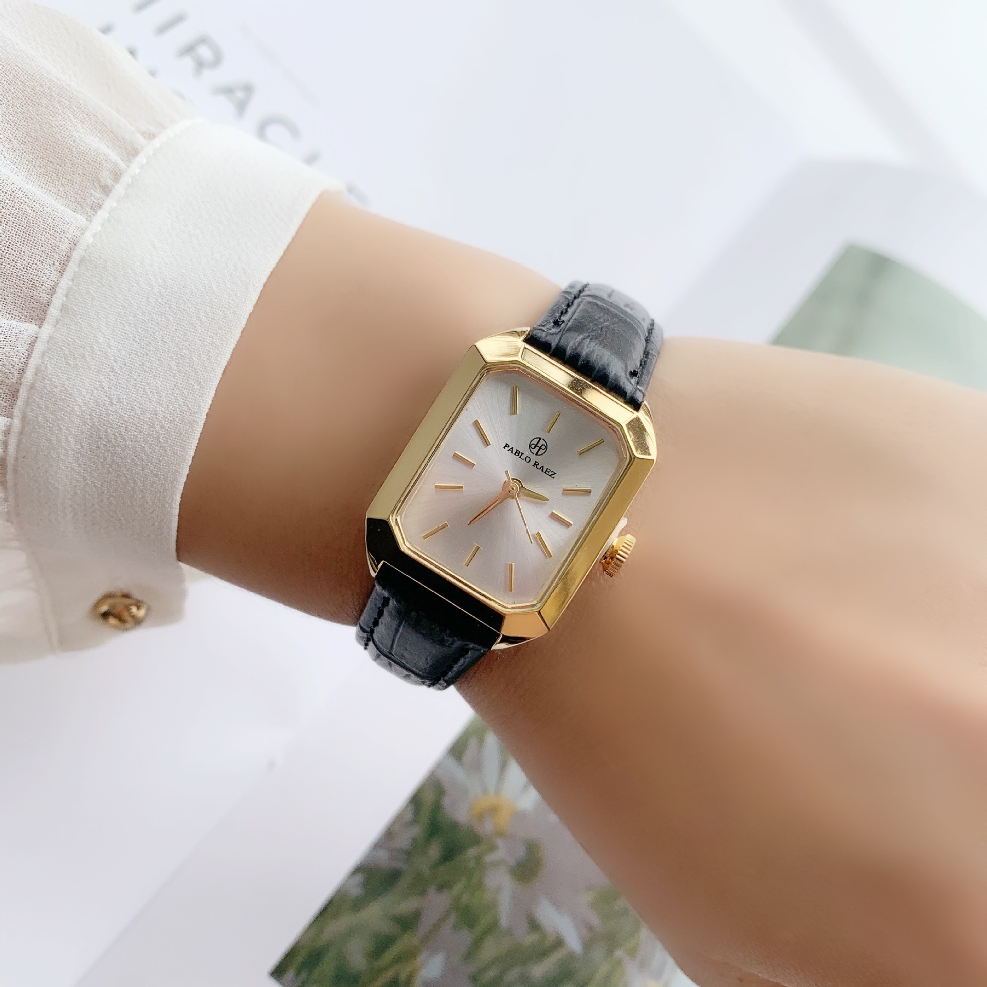 Nuovo piccolo orologio verde di lusso leggero Cintura casual alla moda Orologio da donna Quadrante quadrato Orologio da lavoro Regalo di fascia alta per impiegati e studenti_voghion.com