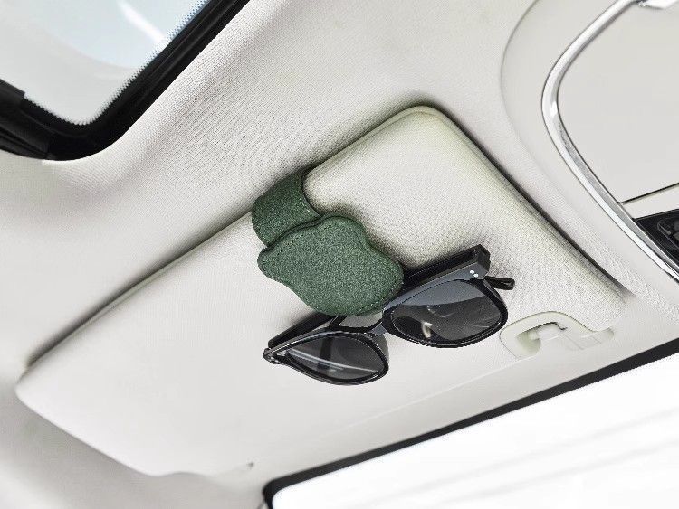 Simple and Portable Magnetic Car Glasses Holder Car Interior Leather Storage Clip Car Sunglasses Clip Bill Card Holder Trendy