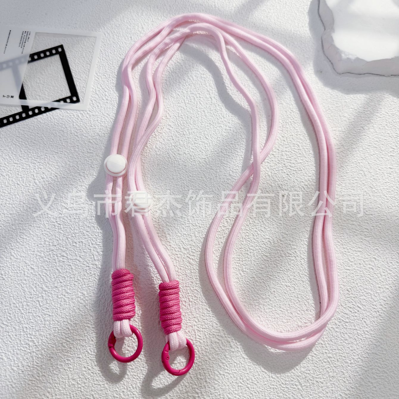 編みカバンのストラップの螺旋の結び紐のiuは鍵のボタンのネットの赤い色の結びの縄の装飾の部品を結びます。