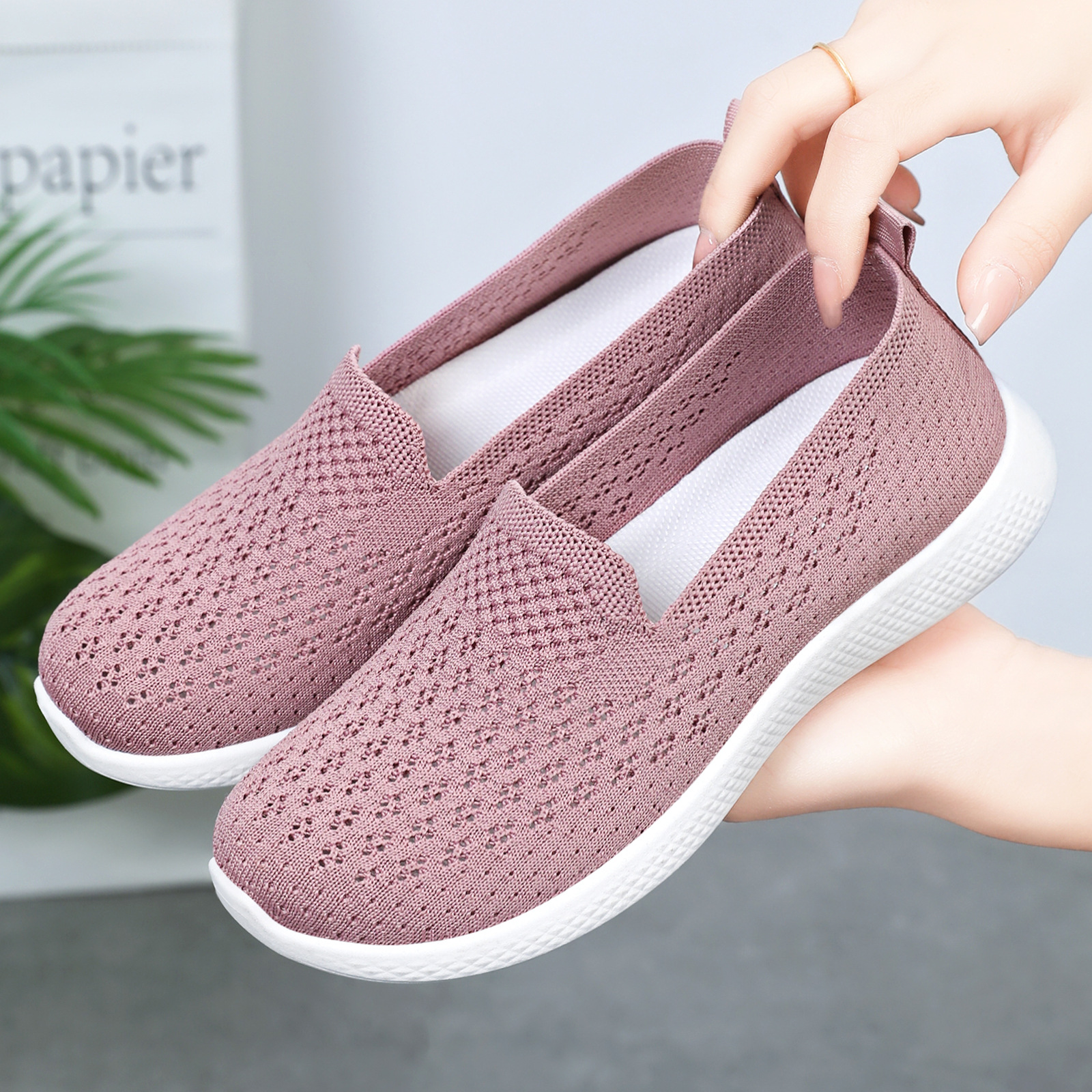 Zapatos de mujer casuales nuevos zapatos de madre ligeros de mediana edad zapatos casuales transpirables zapatos de mujer comercio exterior al por mayor