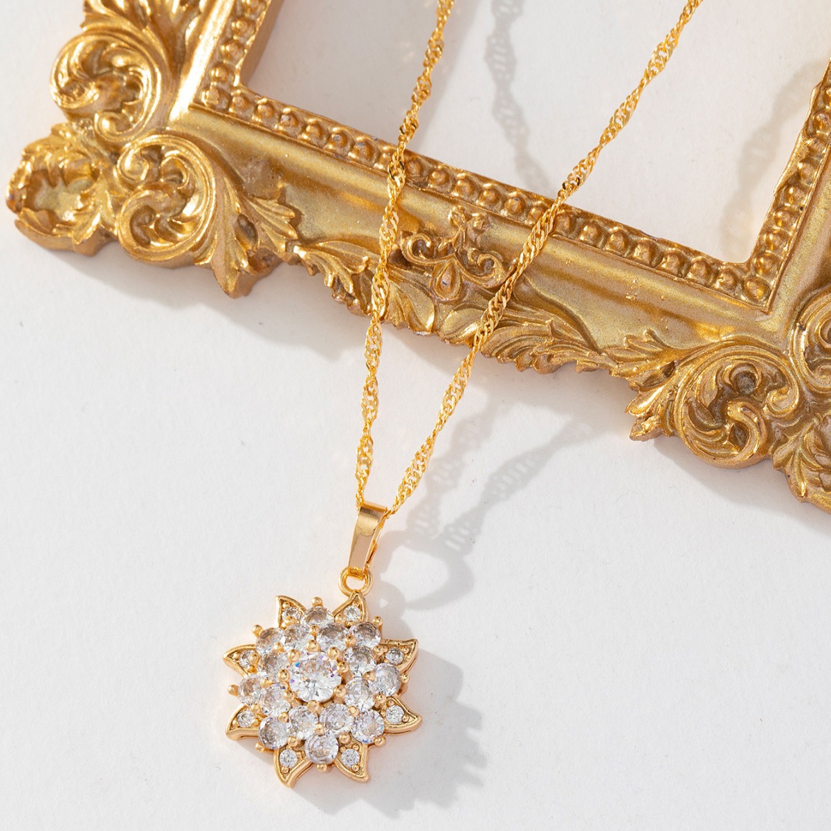 Nuevas joyas populares transfronterizas lujosas de estilo universal nicho de diseño único collar de sol colgante