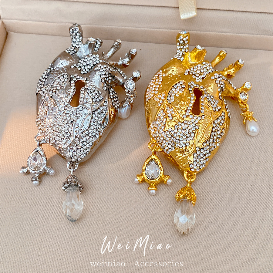 Corazón de diamante cerradura broche de perla nicho de alto nivel de sentido broche de personalidad transfronteriza europea y americana exagerada ropa al por mayor