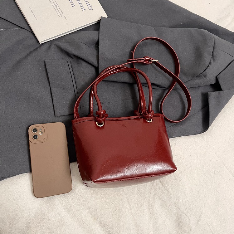 Bolsa de mano de cuero de aceite para mujeres 2024 nuevo otoño y invierno moda moda moda de mano portada con un hombro bolso de cubo