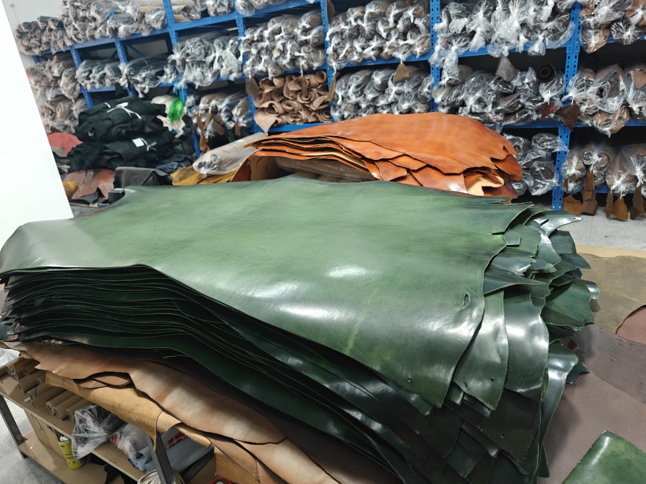 头层植鞣油蜡牛肩皮3.0-3.5mm左右手感硬挺平均开张16-20尺左右