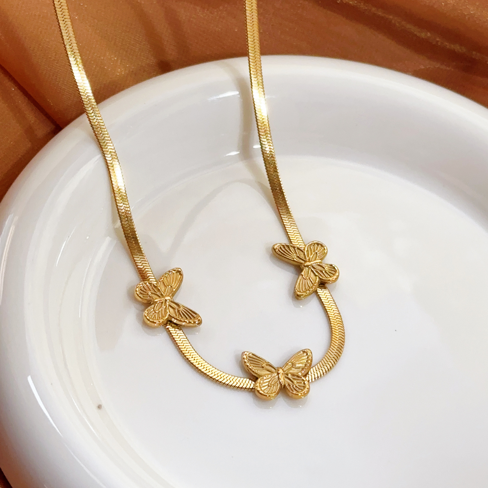Europa y América transfronterizos amor retro mariposa plana pulsera de diseño de personalidad femenina de oro joyería de mano conjunto de acero de titanio sensación de alto nivel image 3