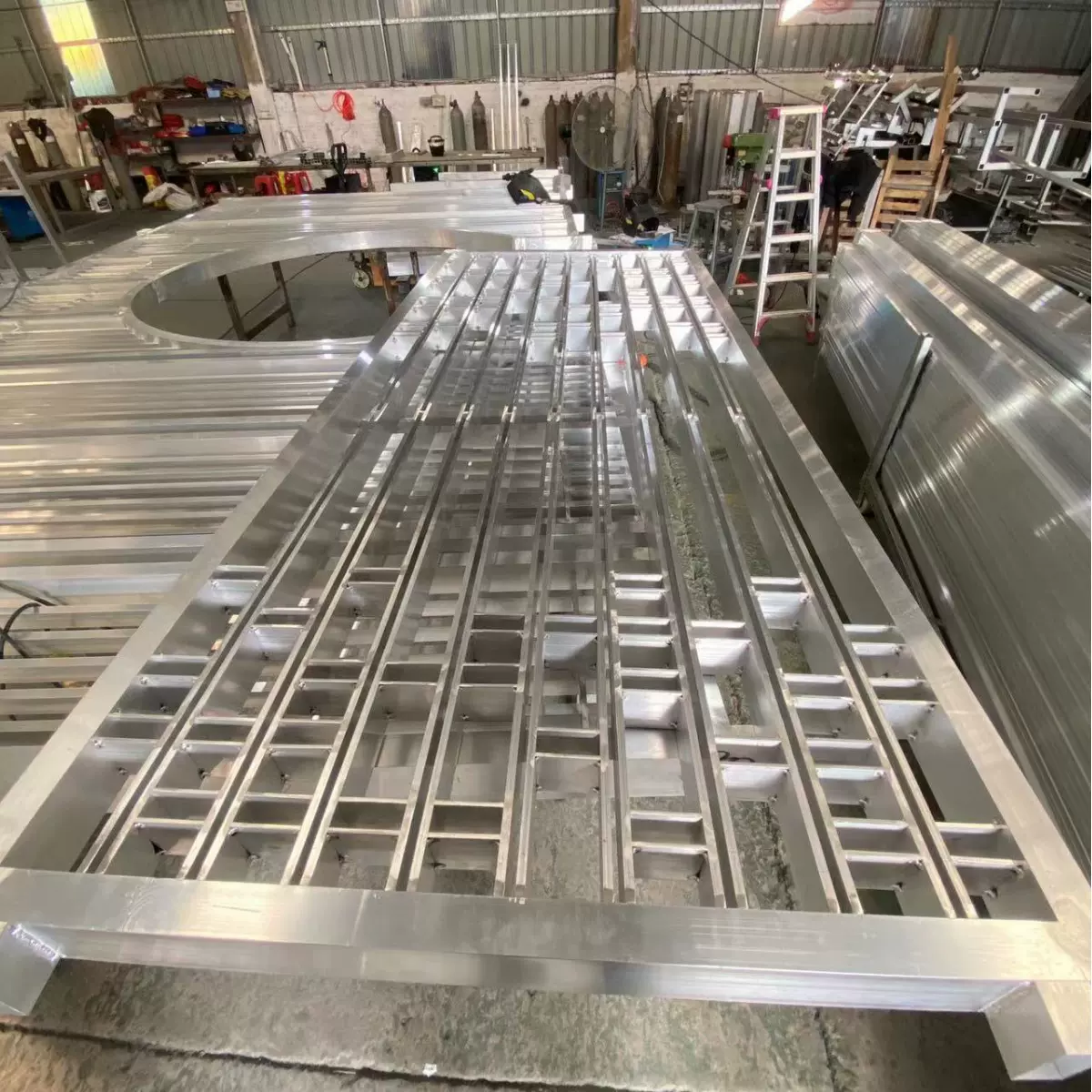 焊接阳台栏杆焊接护窗护栏焊接铝格栅焊接百叶窗焊接围栏