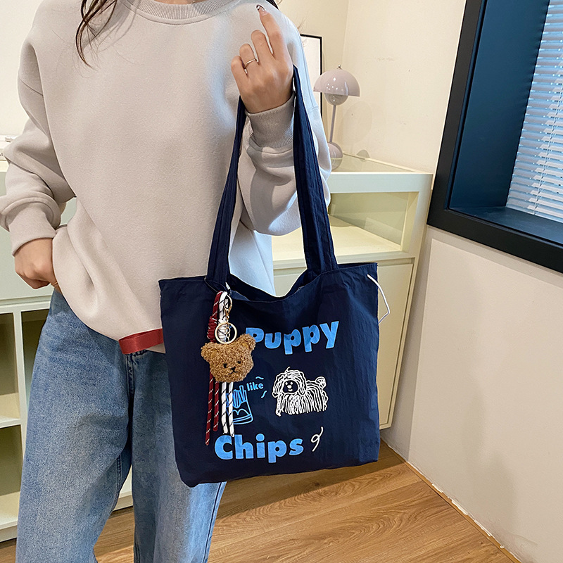 게으른 스타일 자수 캔버스 가방 여성의 2024 새로운 유행 한국 토트 백 학생 클래스 대용량 크로스 바디 백