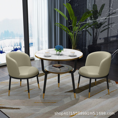 황백색 가죽 의자 2개와 테이블 1개