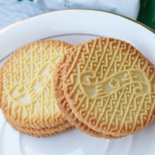 Shanghai Sanniu's special fresh onion crispy biscuits, onion, onion, oily and salty, childhood special snacks to satisfy cravings.