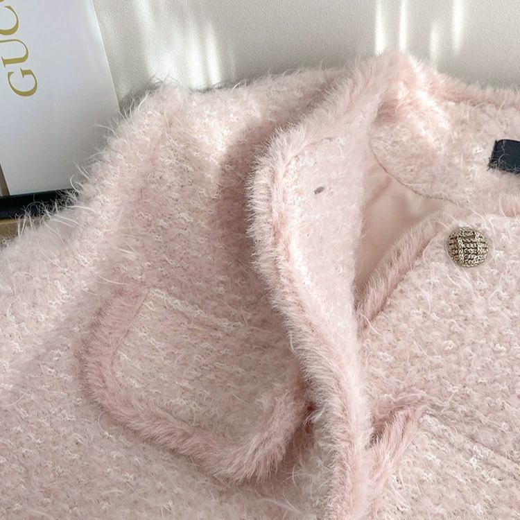 Пуховик в фуксии с рисунком, мода 2024 года, стиль Chanel, свободный фасон
