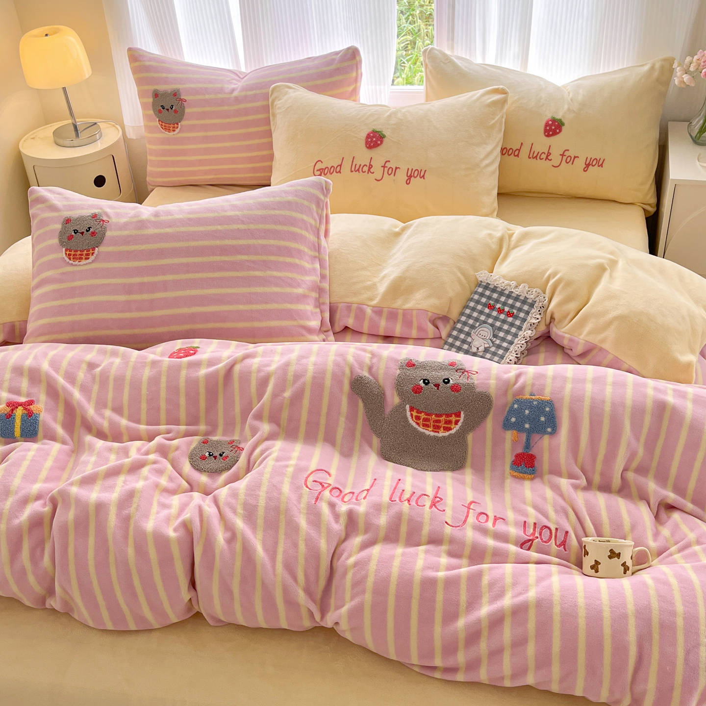 Invierno de dibujos animados de leche de seda cama de cuatro piezas en invierno de seda de coral calentamiento sábanas cubiertas de cama de tres piezas