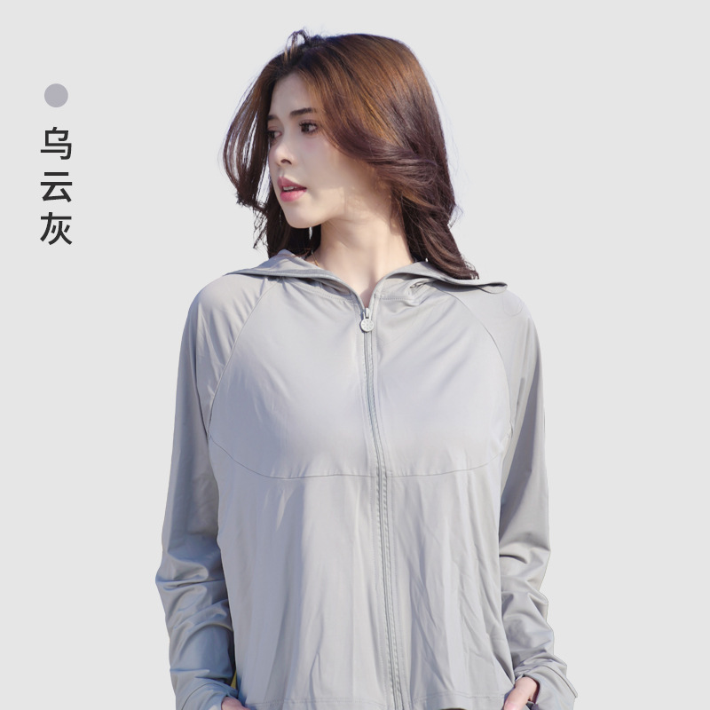 空の青い原紗の氷感のゆったりしたタイプの日焼け止めの服は帽子をかぶって紫外線を防ぎます。