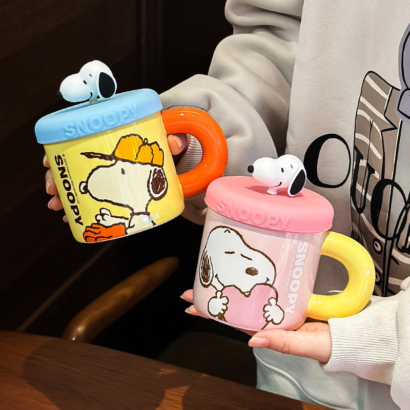 Taza de cerámica Snoopy con tapa, diseño adorable, perfecta para estudiantes, niños y regalo femenino.