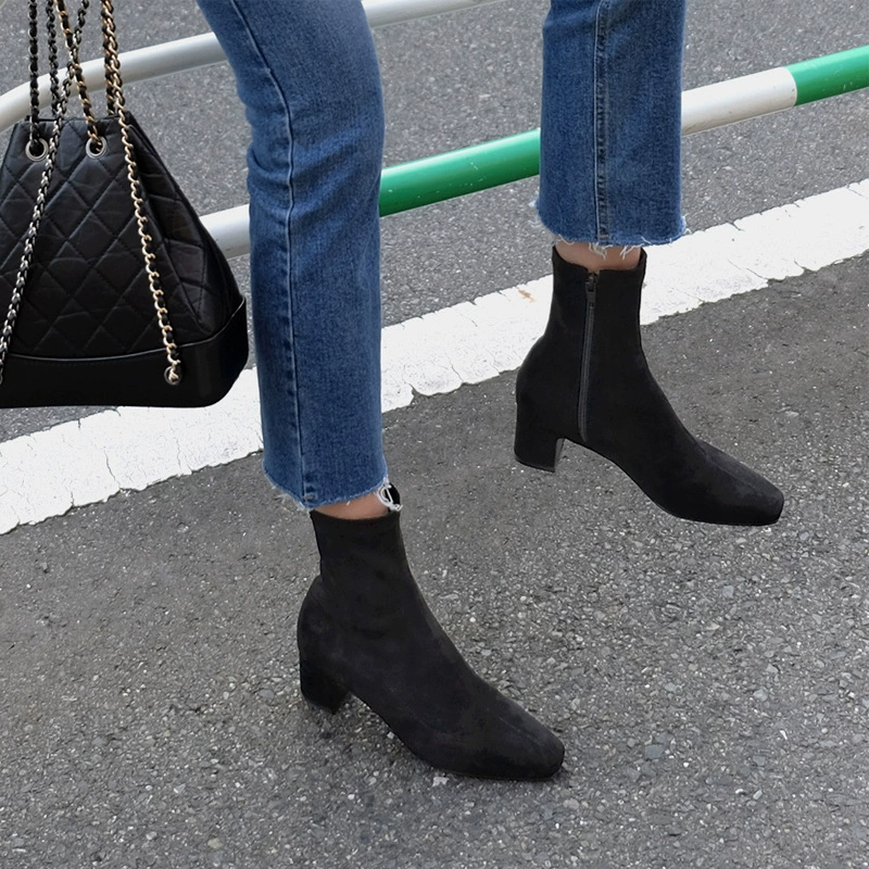 Женские ботинки Мартин на массивном каблуке, новинка осени-зимы 2025, универсальные короткие ботинки на среднем каблуке, ботильоны с квадратным носком, эластичные облегающие сапоги на высоком каблуке.