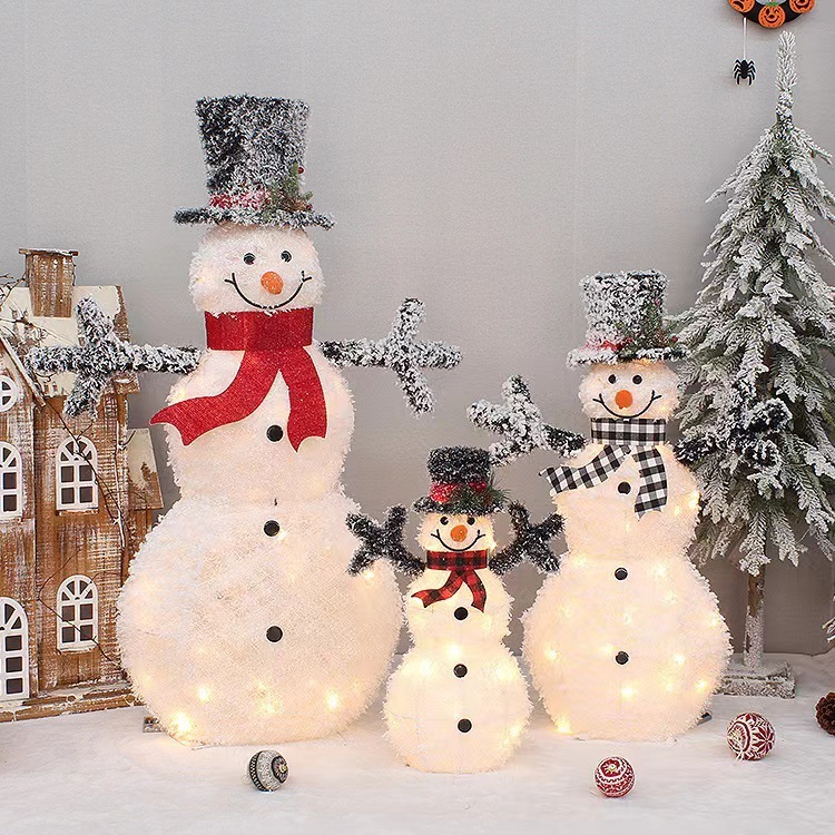 クリスマスシーンに光る雪だるまを配置してデパートのホテルのショーウインドーのクリスマスツリーの下の美陳礼箱の道具を飾る|undefined