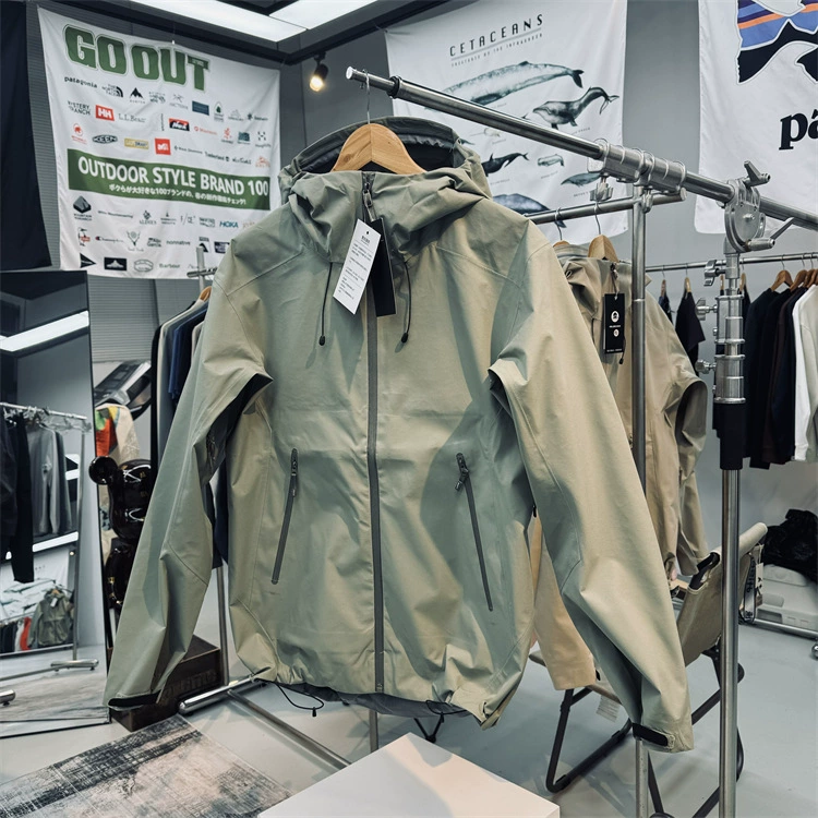 Альтернатива BT! Ветро- и водонепроницаемая куртка-хардшелл унисекс для активного отдыха с полностью склеенными швами и молниями подмышками.