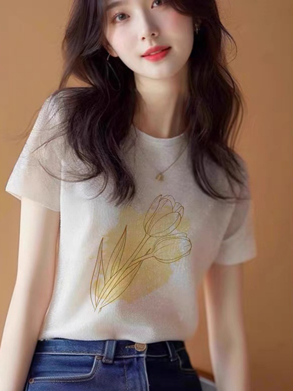 Áo thun nữ cổ tròn tay ngắn in họa tiết trắng tinh khôi — trắng