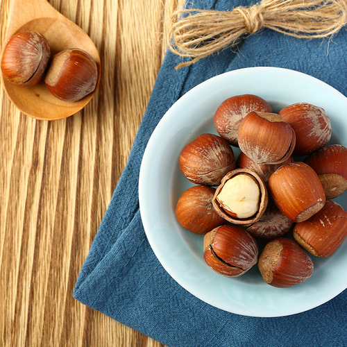 One piece drop shipping three squirrels original open hazelnuts 185g/bag flat hazelnuts Northeast mountain chestnut