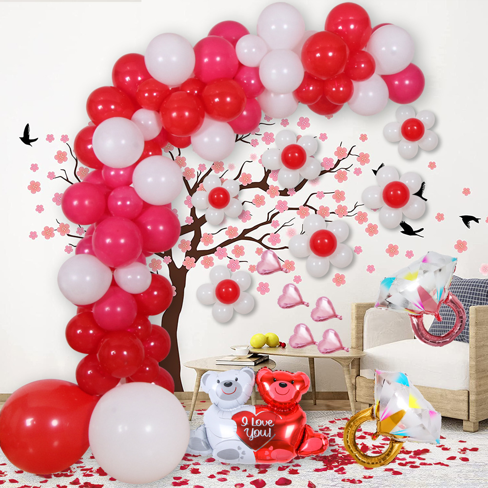 Día de San Valentín traje globo pétalos de rosa boda habitación diseño Foto fondo decoración globo amante traje