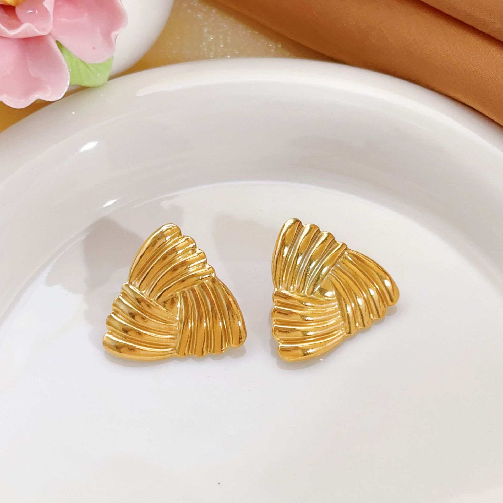 Triángulo de moda europea y americana de acero inoxidable retro collar de oro no se desvanece conjunto de pendientes de acero de titanio joyería colgante pendientes