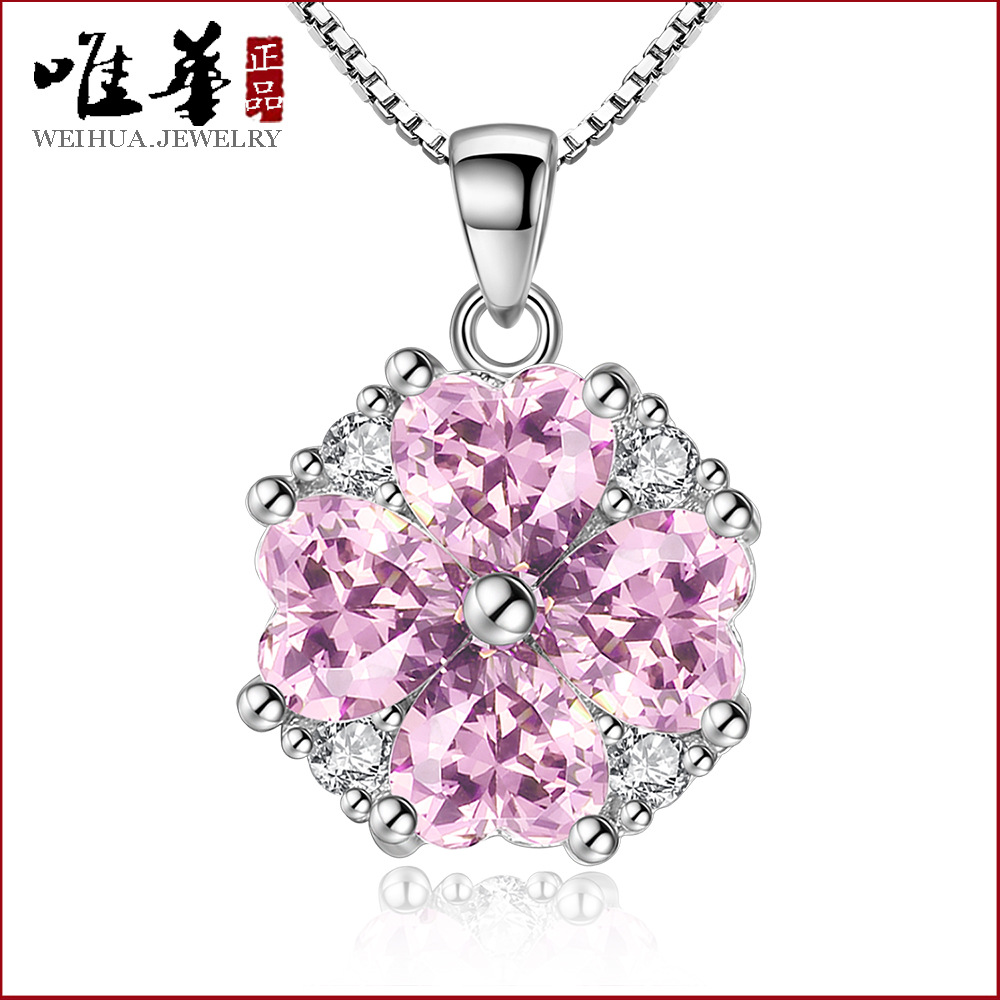 Fashionable elegant pendant with zircon heart shaped