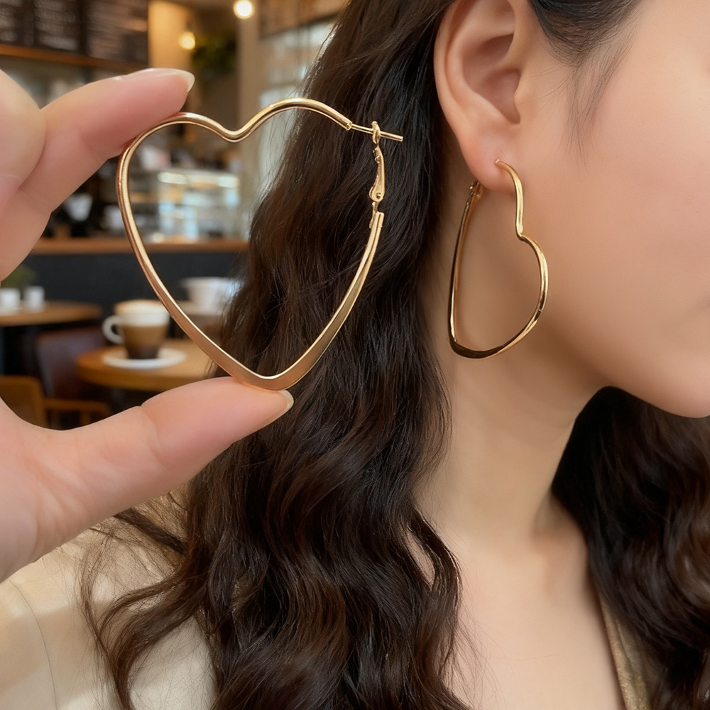 European and American Ins Simple Large Circle Heart Earrings Fashion Personality Exaggerated Geometric Hollow Peach Heart Earrings Elegant Earrings