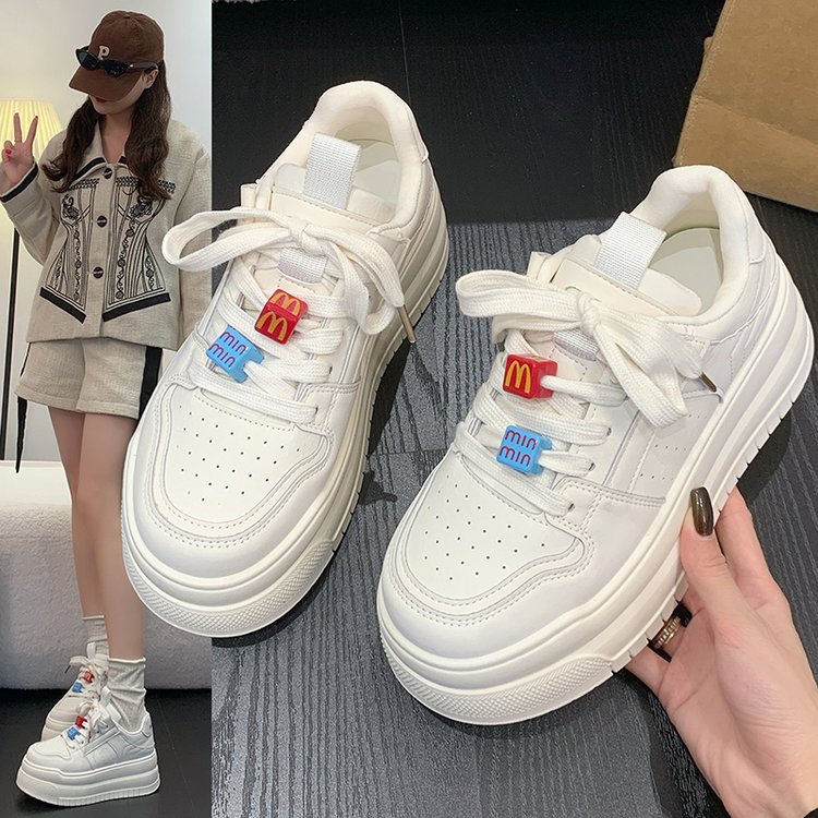 Zapatos blancos de suela gruesa para mujeres 2025 primavera nuevos zapatos de skate casuales de diseño popular popular sensación de zapatos de pan
